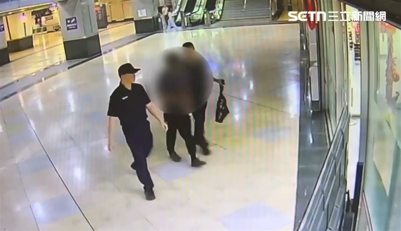 警員到場後，當場將李男上銬控制行動。（圖／翻攝畫面）