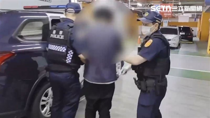 警員到場後，當場將李男上銬控制行動。（圖／翻攝畫面）