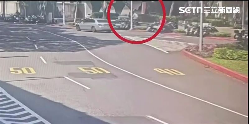 北市何翁吐口水噴到劉女，對方上前理論反遭毆。（圖／翻攝畫面）