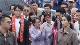 蕭美琴出席松山慈惠堂母娘保民遶境起駕副總統蕭美琴（中）與台北市長蔣萬安（後右2）、民進黨立委沈伯洋（後左）等人25日上午到台北松山慈惠堂，出席「2026台北母娘文化季米龍開光暨神遊台北保民遶境嘉年華起駕」活動，3人參與扶轎。中央社記者徐肇昌攝 115年4月25日