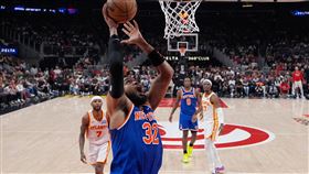 紐約尼克隊當家長人唐斯（Karl-Anthony Towns）繳出 20 分、10 籃板、10 助攻的生涯首次季後賽「大三元」。（圖／美聯社／達志影像）