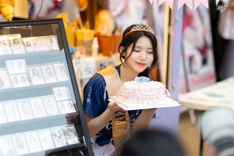 廉世彬手捧蛋糕與粉絲再度共度生日（圖／樂天桃猿提供）