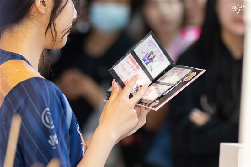 廉世彬閱讀粉絲親筆卡片書時忍不住感動落淚（圖／樂天桃猿提供）