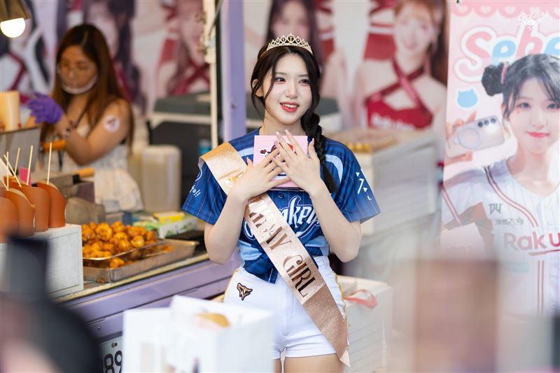 廉世彬閱讀粉絲親筆卡片書時忍不住感動落淚（圖／樂天桃猿提供）