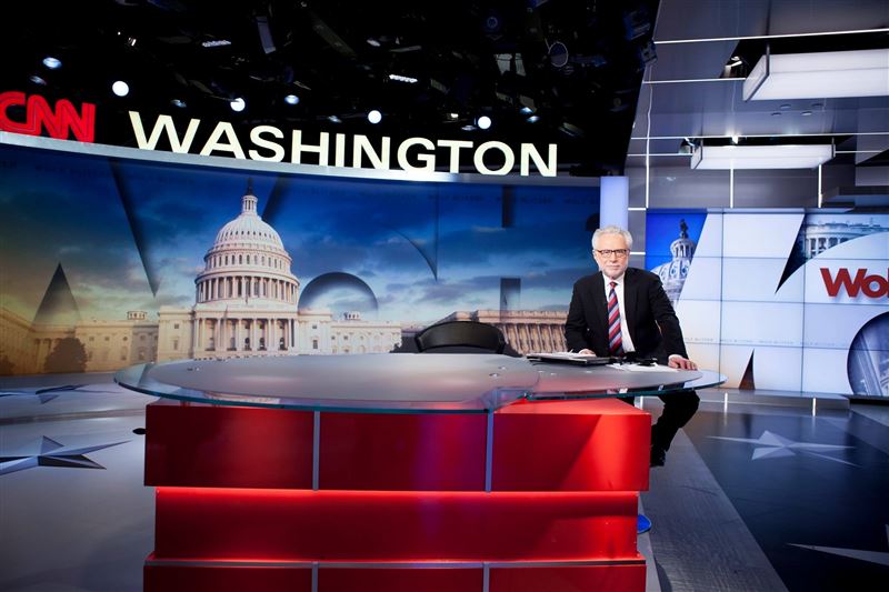 槍擊案發生時，CNN主播布利策（Wolf Blitzer）正在主宴會廳外，他聽到幾英尺外傳來猛烈的槍聲，感覺槍手就在他附近。（圖／翻攝自Wolf Blitzer臉書）