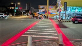 台南斑馬線上出現「紅色結界」。（圖／翻攝自黃偉哲臉書）
