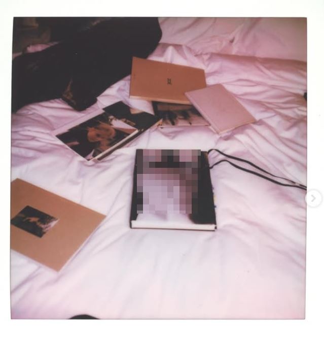 Ningning上傳的照片中，其中一本雜誌封面出現人體藝術風格的下半身攝影作品，畫面大膽引來部分網友不滿。（圖／翻攝自IG @imnotningning）