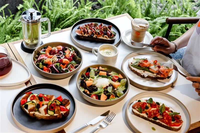 Sweet &amp; Sour Coffee Wave採用新鮮食材打造Tartine開放式三明治、沙拉等輕食選擇。（圖／品牌業者提供）