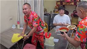 胡漢龑近期現身一間海鮮麵店，不只親自用餐，還當場變身「店小二」忙進忙出，端菜、招呼客人全都來。（圖／翻攝自胡漢龑臉書）