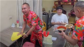 沒帶錢包？　吊車大王小吃攤「端菜擦桌」