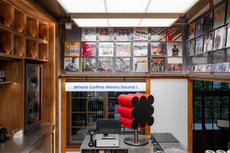 Frisson攜手Sweet &amp; Sour引進全新支線Sweet &amp; Sour Coffee Wave，提供咖啡與輕食服務，並導入周邊商品以及黑膠唱片選品，讓聲音與日常產生更具體的連結。（圖／品牌業者提供）