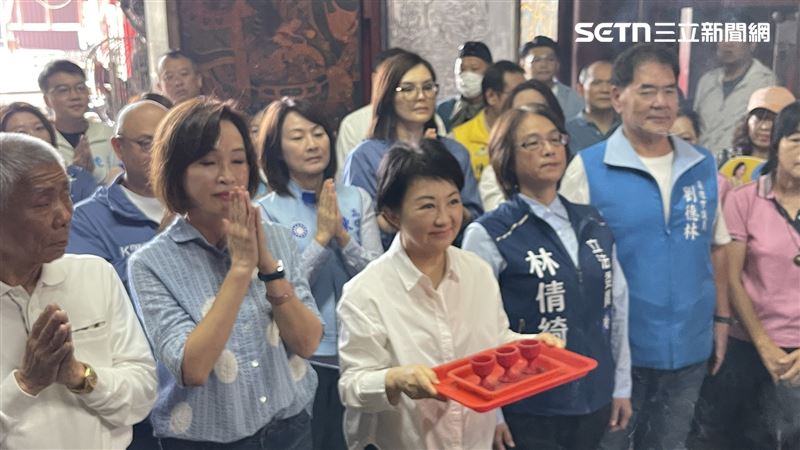柯志恩、盧秀燕前往前鎮區慈德宮參拜。（圖／記者洪正達攝影）