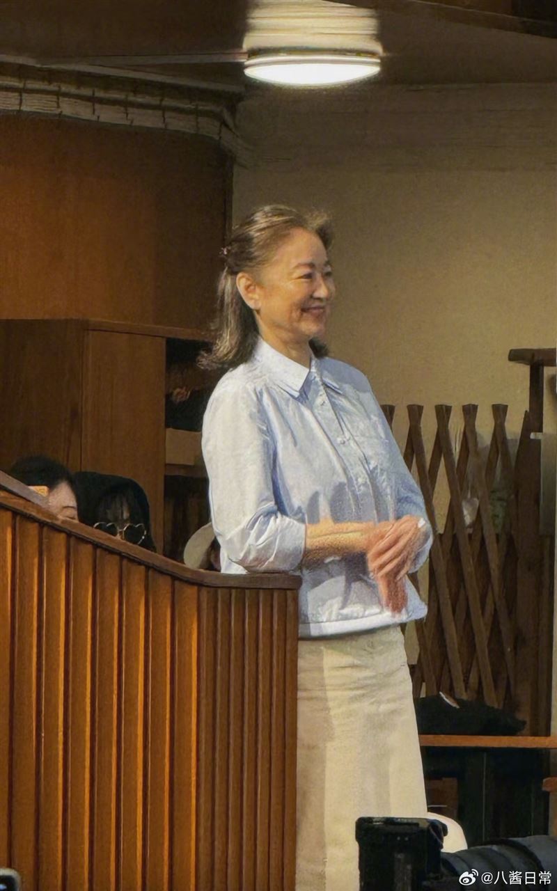 71歲林青霞出席校園講座活動，吸引近3000名師生、校友及民眾到場朝聖。（圖／翻攝自微博）