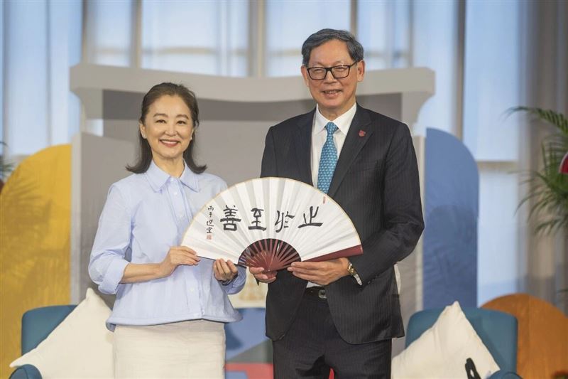 71歲林青霞出席大學校園講座活動，狀態被不少網友大讚。（圖／翻攝自微博）