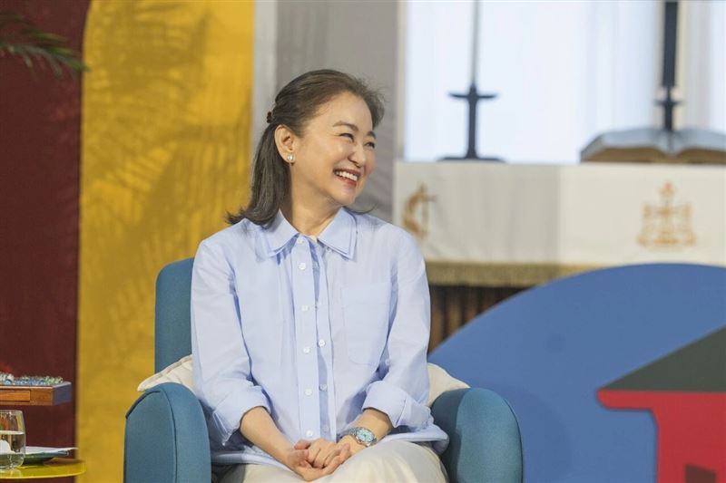 71歲林青霞出席大學校園講座活動，狀態被不少網友大讚。（圖／翻攝自微博）