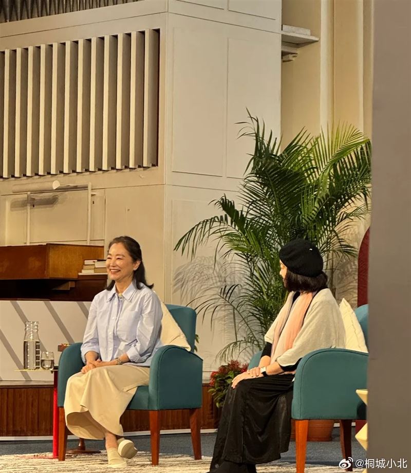 71歲林青霞出席大學校園講座活動，狀態被不少網友大讚。（圖／翻攝自微博）