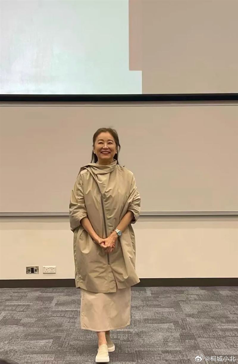 71歲林青霞出席大學校園講座活動，狀態被不少網友大讚。（圖／翻攝自微博）