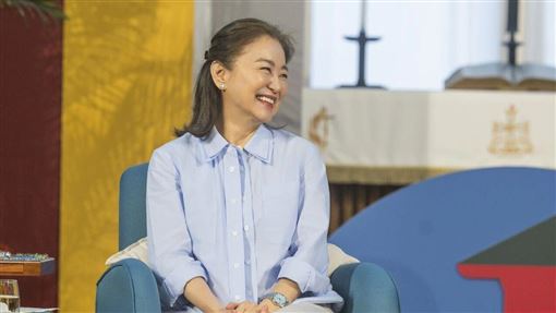 71歲林青霞罕見露面　滿頭白髮現身大學