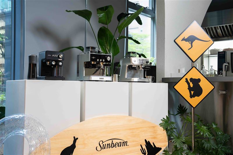 恆隆行代理的澳洲百年經典咖啡機品牌 Sunbeam 在台引進三款新機，涵蓋半自動義式、全自動奶泡及極速冷萃，宣告全面佈局居家咖啡市場。（圖／品牌業者提供）
