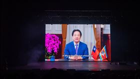 外交部長林佳龍今（26）日以特使身分出席恩史瓦帝三世國王登基40週年、58歲華誕暨史國獨立58週年慶祝活動，晚宴上播放賴清德總統錄影致詞影片。（圖／翻攝林佳龍臉書）