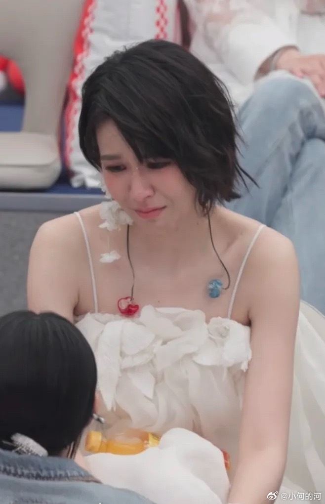 曾沛慈聽到者來女被淘汰後情緒潰堤，當場掩面痛哭。（圖／翻攝自微博）