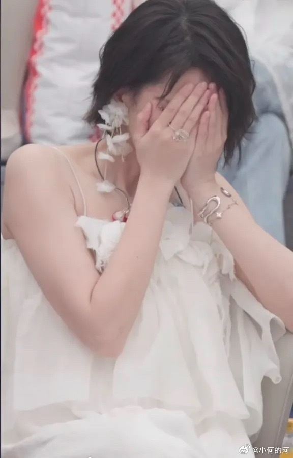 曾沛慈聽到者來女被淘汰後情緒潰堤，當場掩面痛哭。（圖／翻攝自微博）