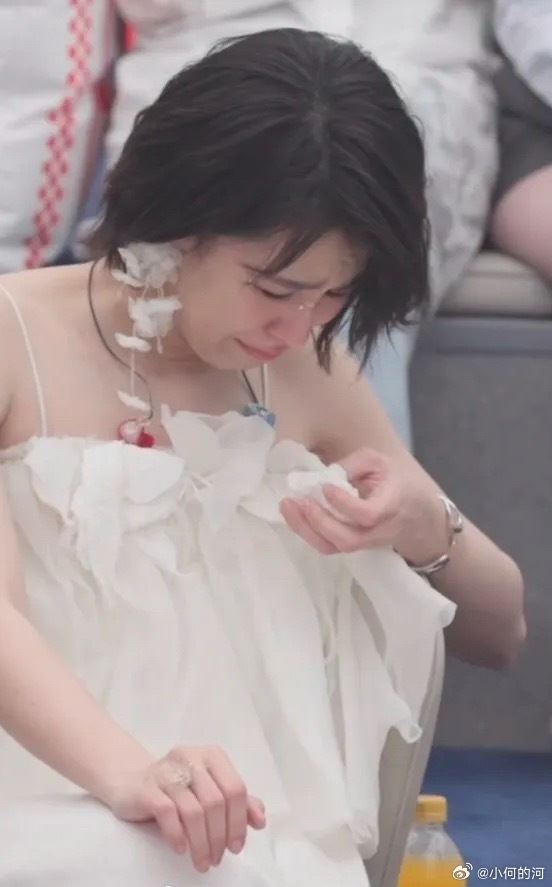 曾沛慈聽到者來女被淘汰後情緒潰堤，當場掩面痛哭。（圖／翻攝自微博）