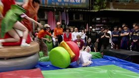 馬國弼（右）當場重摔。（圖／民視提供）