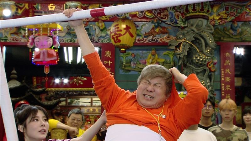 胡瓜挑戰遊戲表情扭曲。(圖／民視提供）