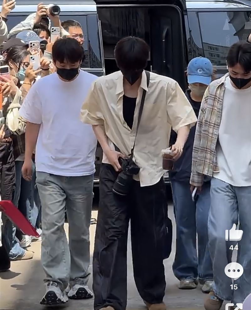 張凌赫走路跛腳。（圖／翻攝自微博）