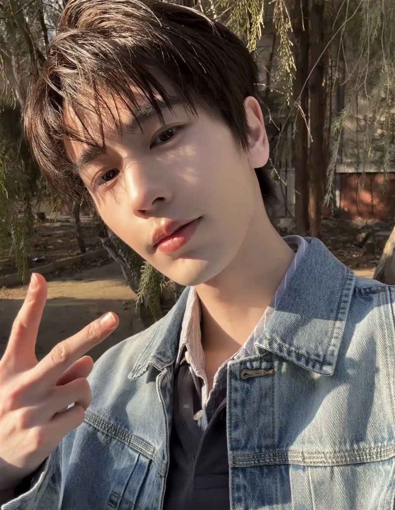 張凌赫腳受傷。（圖／翻攝自微博）