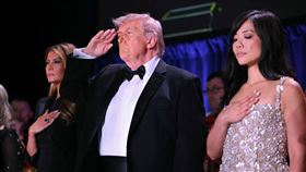美國總統川普25日在白宮記者年度晚宴上，險些遇刺，事後他公開放話，即使是槍擊案，也無法阻止他進行伊朗戰爭。（圖／翻攝自X平台 @Pajaropolitico）