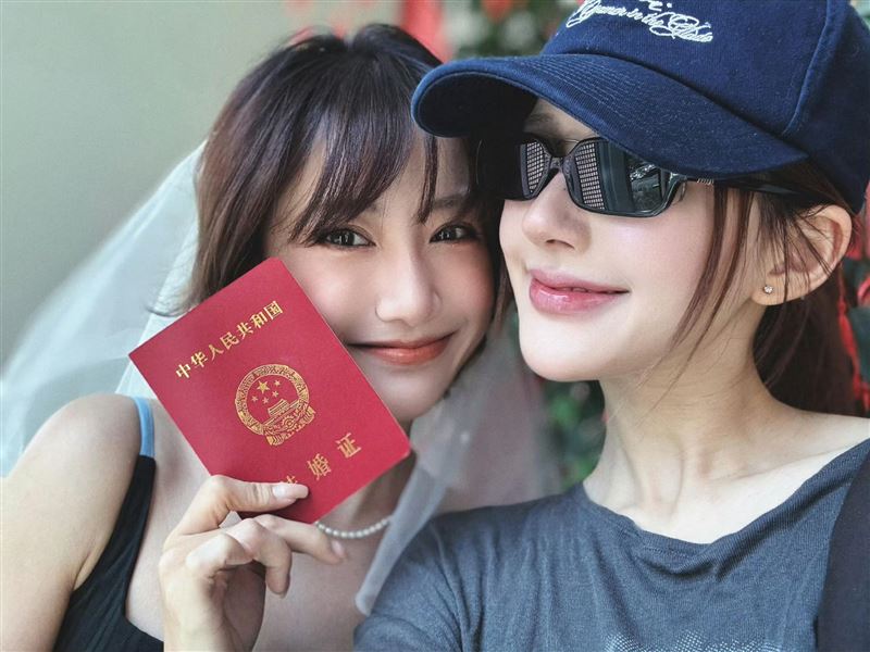 魏笑宣布結婚喜訊，趙露思全程陪同好友登記，還公開寫下感性祝福。（圖／翻攝自小紅書）