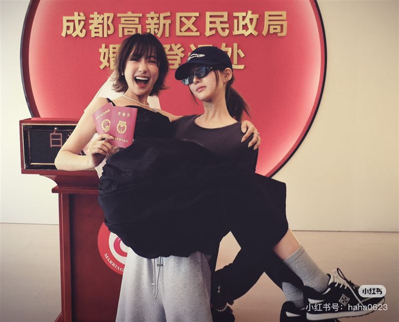 趙露思公主抱魏笑，兩人交情相當好。（圖／翻攝自小紅書）