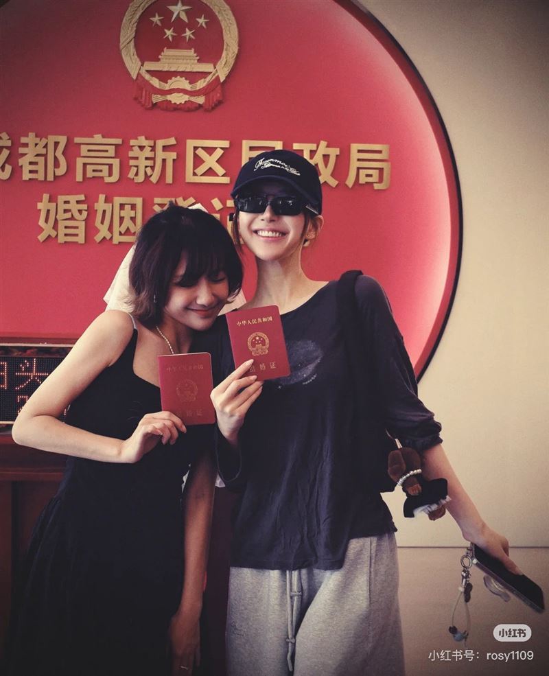 魏笑宣布結婚喜訊，趙露思全程陪同好友登記，還公開寫下感性祝福。（圖／翻攝自小紅書）