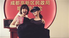 趙露思公主抱魏笑，兩人交情相當好。（圖／翻攝自小紅書）