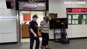 李男在北車狠踹菲律賓籍3歲女童遭移送法辦。（圖／翻攝畫面）