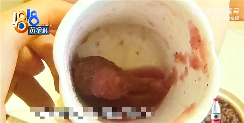 網友表示曾在果汁中喝到異物，甚至出現「雞頭」等情況，也有人稱餐點中頻繁出現頭髮，導致不少產婦寧願自行叫外送解決餐食問題。（圖／翻攝自微博《1818黃金眼》）