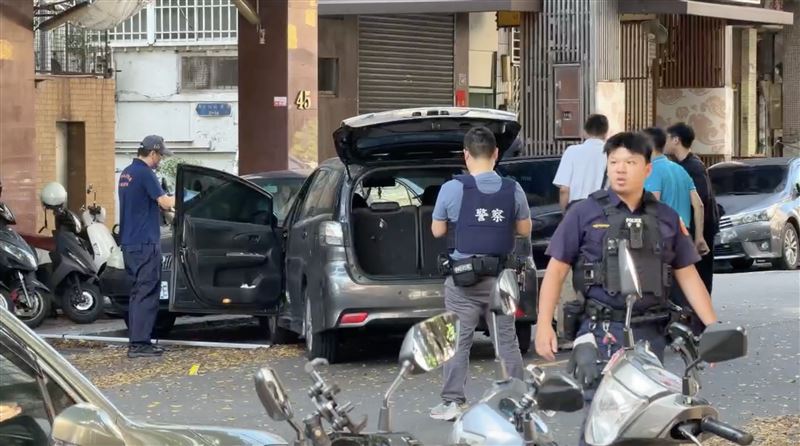 台中地院後方驚傳槍響，一名男子腹部中彈送醫，槍手逃逸中。（圖／翻攝畫面）