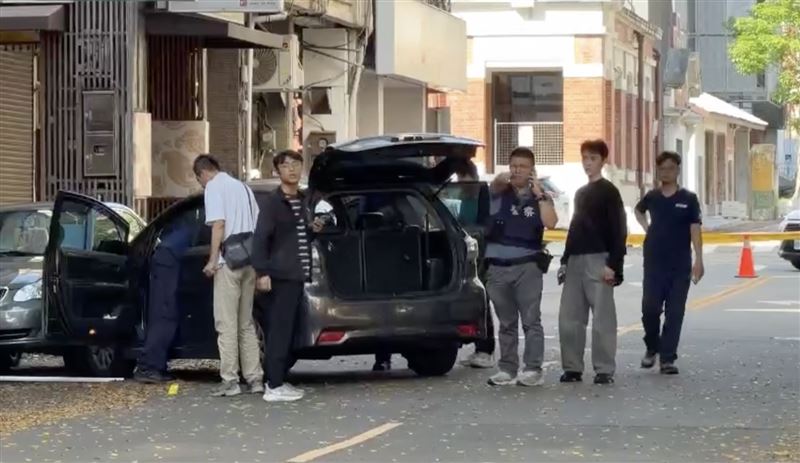 林男遭攔車後被開槍，導致腹部中彈倒地。（圖／翻攝畫面）