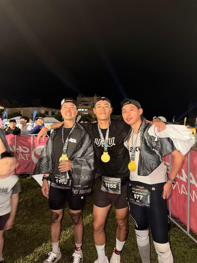 楊祐寧（中）參加鐵人三項226K。（圖／玩下娛樂提供）