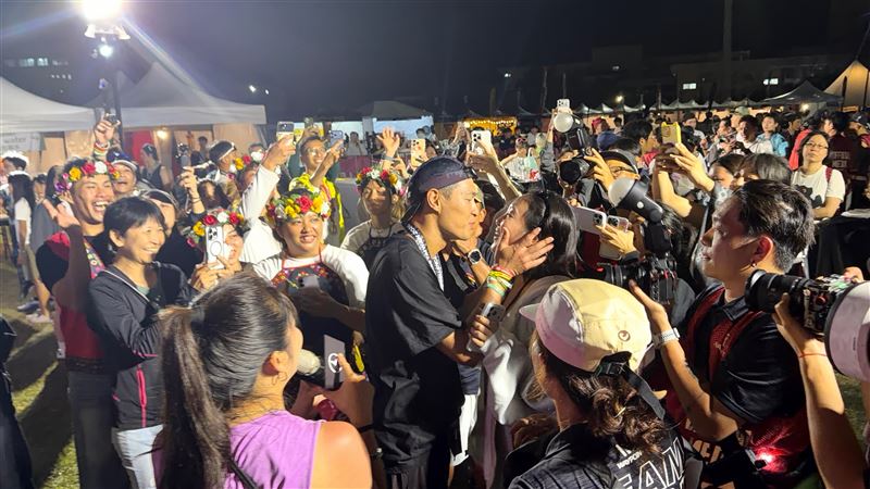 楊祐寧完賽後擁抱老婆阿梅。（圖／玩下娛樂提供）