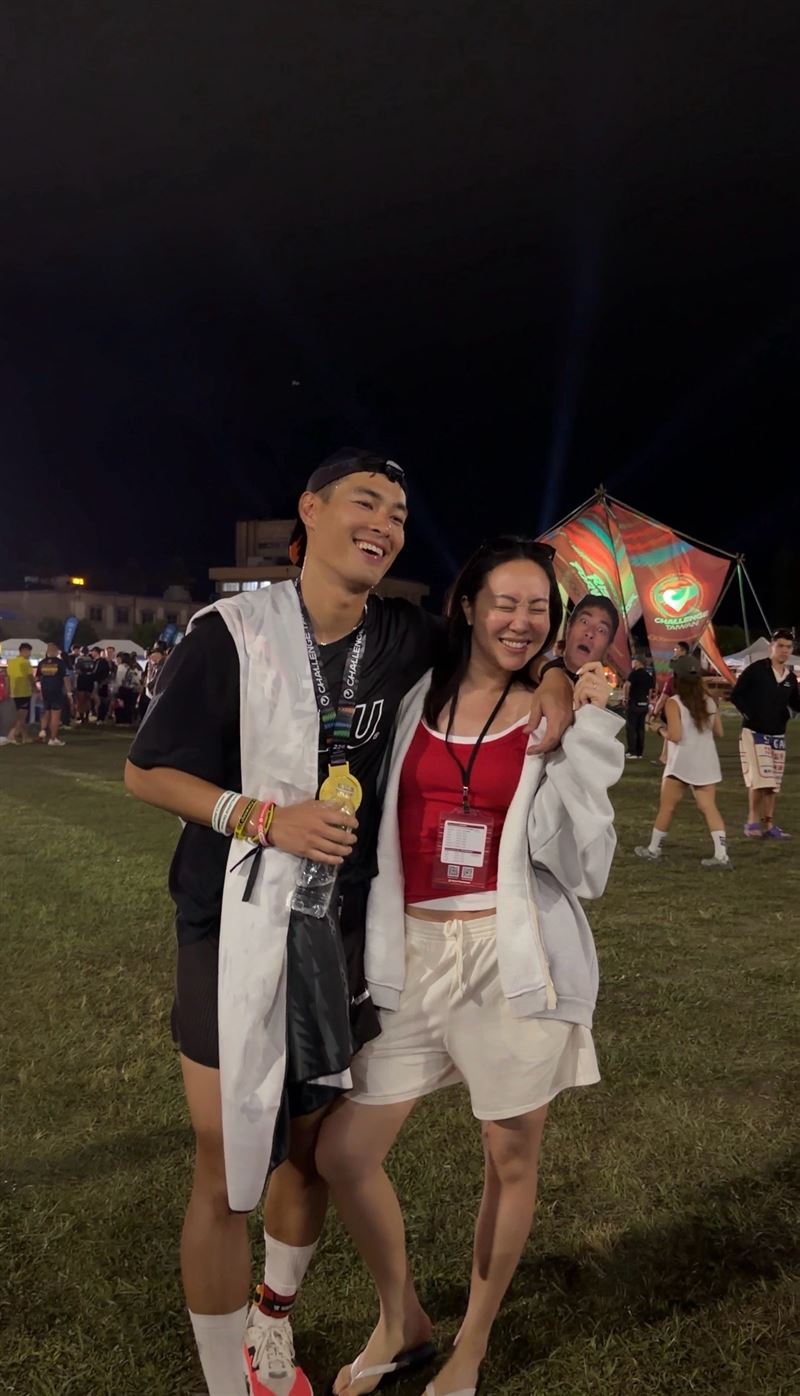 楊祐寧（左）完賽，老婆阿梅非常開心。（圖／玩下娛樂提供）