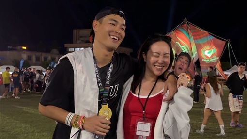 楊祐寧首戰226K鐵人三項　完賽老婆送香吻