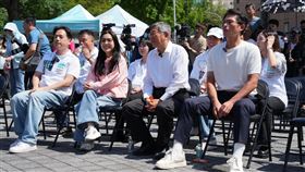 國民黨台北市立委徐巧芯替民眾黨松信議員參選人許甫站台。（圖／民眾黨提供）