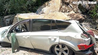 烏來落石坍方砸毀轎車　駕駛因這事逃死劫