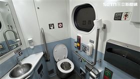 北車借錢哥潘男在區間快車的廁所內洗澡。（圖／翻攝畫面）