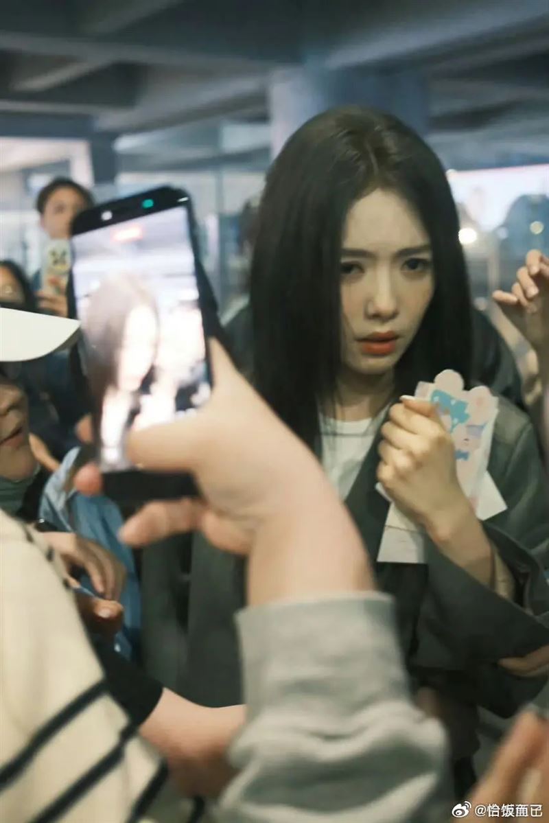 蔡文靜現身機場被包圍，現場瞬間失控，她當場情緒崩潰落淚。（圖／翻攝自微博）