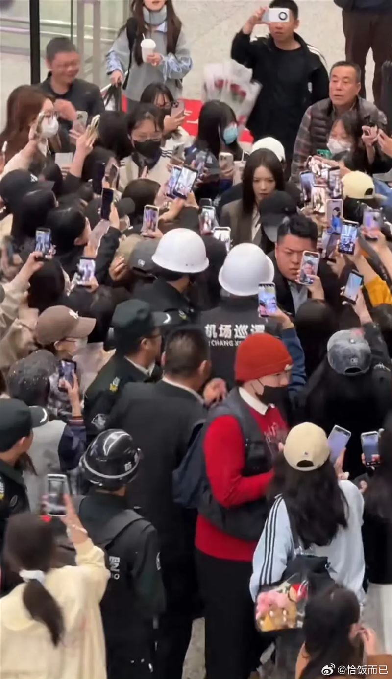 蔡文靜現身機場，卻被一群代拍人員瘋狂包圍，現場瞬間失控。（圖／翻攝自微博）