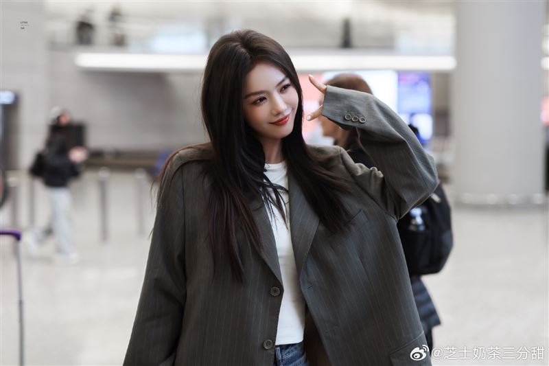 蔡文靜原先抵達機場時還開心和粉絲互動。（圖／翻攝自微博）